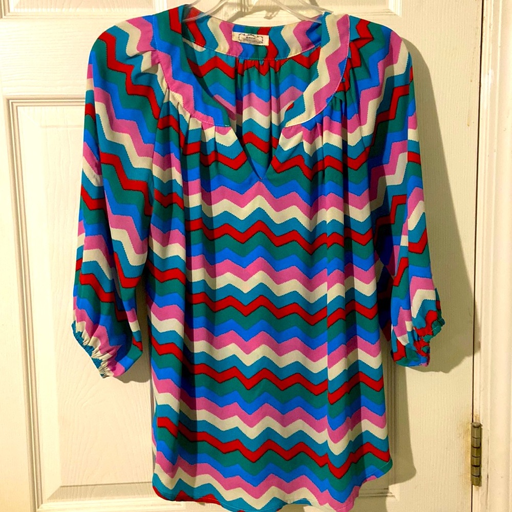 Ezra 3/4 sleeve multicolor chevron blouse. Size large. GUC. Smoke free home.